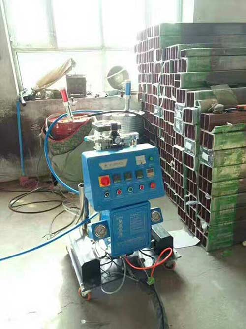邯郸聚氨酯发泡机 哪里有卖价格优惠的厂家?(图1) 高压聚氨酯发泡机施工案例
